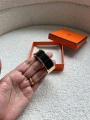 Hermes Clic Clac H PM Y21 สีดำ อะไหล่ Rosegold - image blurred placeholder