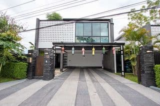 Striking 3-Bedroom House in Laguna - image blurred placeholder