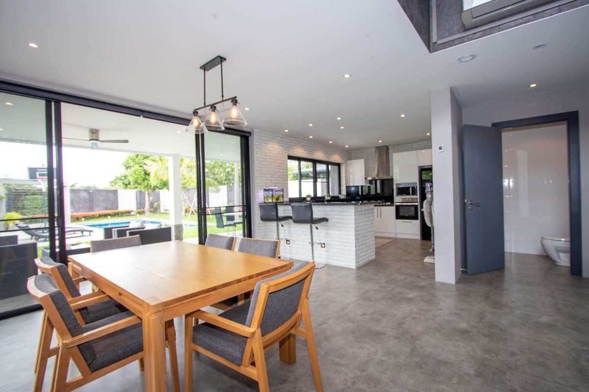 Striking 3-Bedroom House in Laguna