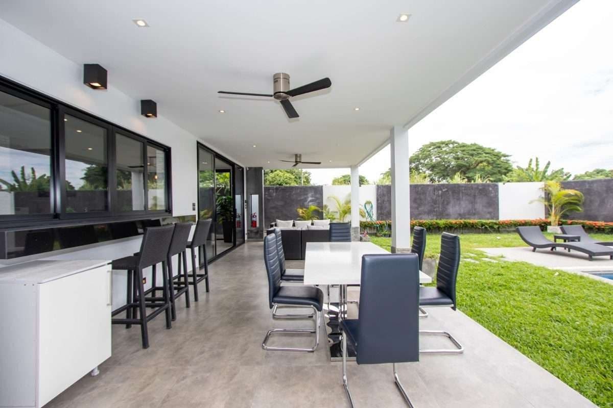 Striking 3-Bedroom House in Laguna