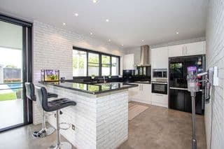 Striking 3-Bedroom House in Laguna - image blurred placeholder