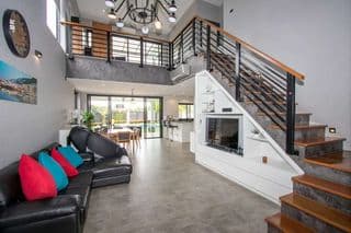 Striking 3-Bedroom House in Laguna - image blurred placeholder