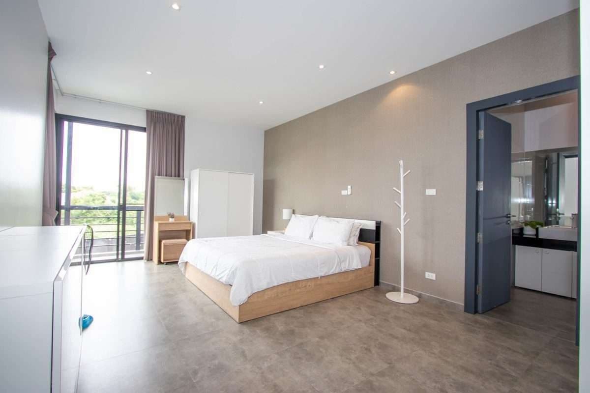 Striking 3-Bedroom House in Laguna