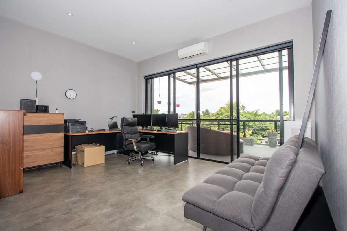 Striking 3-Bedroom House in Laguna