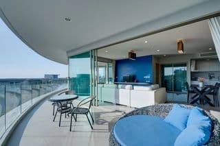 อพาร์ตเมนต์ 2 ห้องนอนพร้อมวิวทะเล - image blurred placeholder