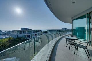 อพาร์ตเมนต์ 2 ห้องนอนพร้อมวิวทะเล - image blurred placeholder