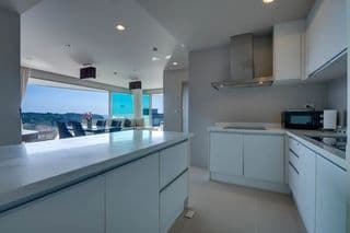 อพาร์ตเมนต์ 2 ห้องนอนพร้อมวิวทะเล - image blurred placeholder