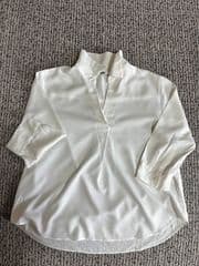 Uniqlo White Shirt for Formal Wear - image blurred placeholder