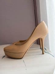 Jimmy Choo Women's Cream and Tan Courts size 36.5 - image blurred placeholder