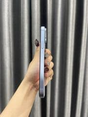 iPhone 14 Plus - image blurred placeholder