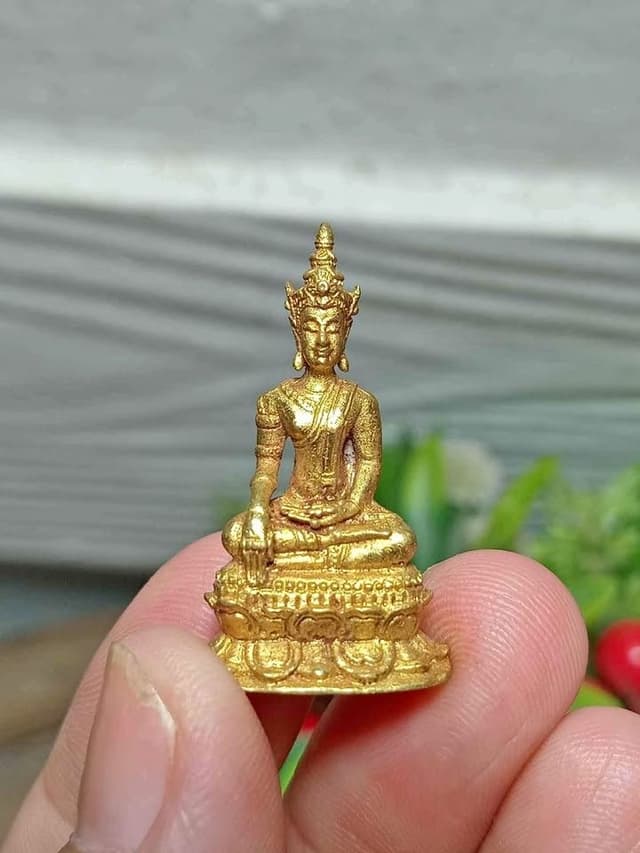Chiang Saen Buddha in royal attire