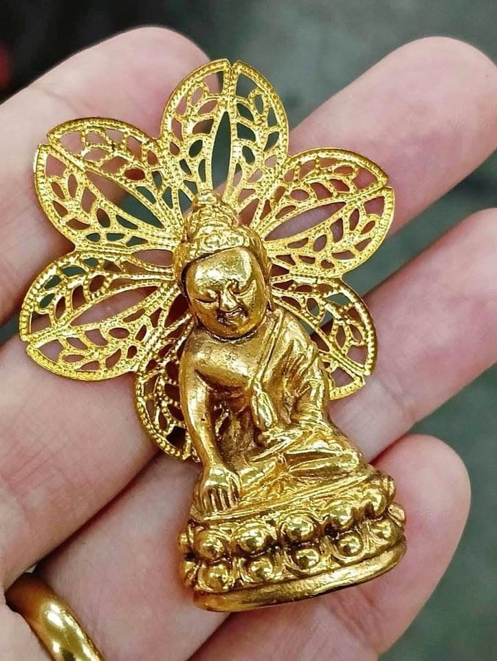 Phra Kring Wang Na Wat Phra Kaew Clear Code Stamped Wet Gold Beautiful Condition