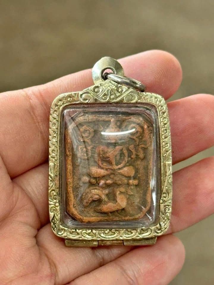 Luang Por Pan Rooster Style