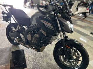 Honda CB650F - image blurred placeholder