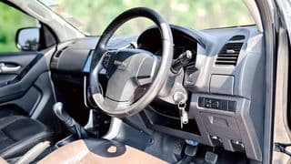 2013 Isuzu D-max hilander 3.0 Ddi VGS Z-Preztise M/T - image blurred placeholder