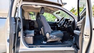 2021 TOYOTA Hilux Revo Smart Cab 2.4 6M/T - image blurred placeholder