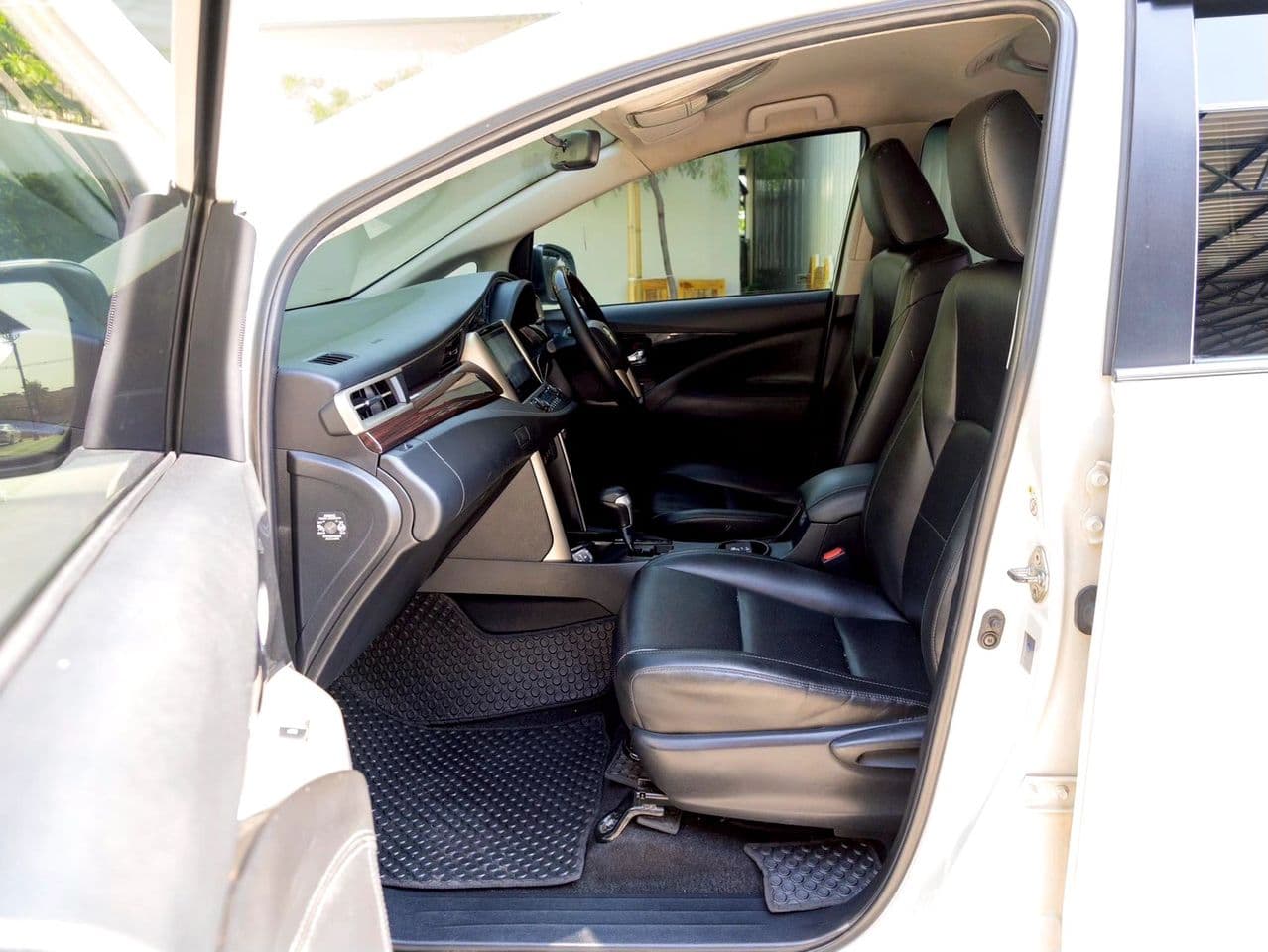 2017 TOYOTA INNOVA CRYSTA 2.8 V