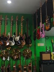 Gusta GJB5-03 Electric Bass Guitar + Zoom B1X Four Bass Multi-Effects Pedal - image blurred placeholder