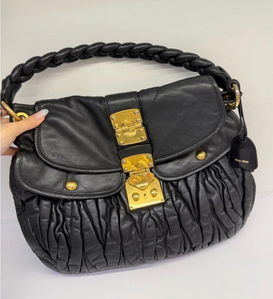 Miu Miu กระเป๋าถือพร้อมสายสะพาย - สีดำ