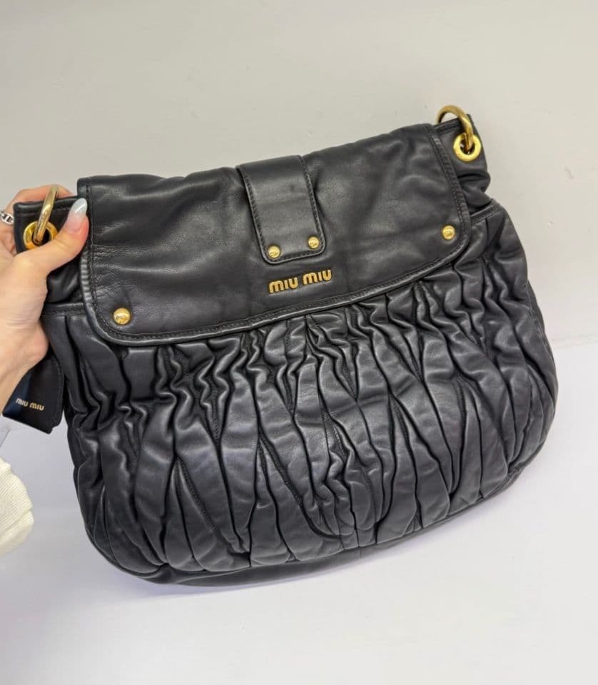 Miu Miu กระเป๋าถือพร้อมสายสะพาย - สีดำ