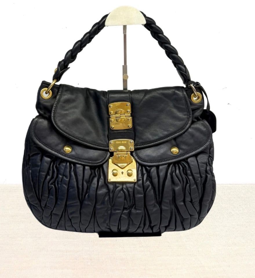 Miu Miu กระเป๋าถือพร้อมสายสะพาย - สีดำ