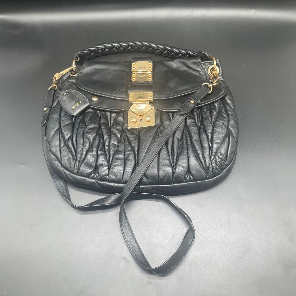 Miu Miu กระเป๋าถือพร้อมสายสะพาย - สีดำ