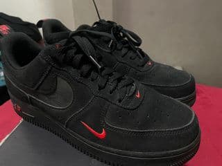 Nike Air Force 1 Low Multi-Swoosh สีดำ/แดงคริมสัน - image blurred placeholder