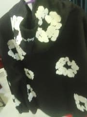 เสื้อกันหนาวลายดอก - image blurred placeholder