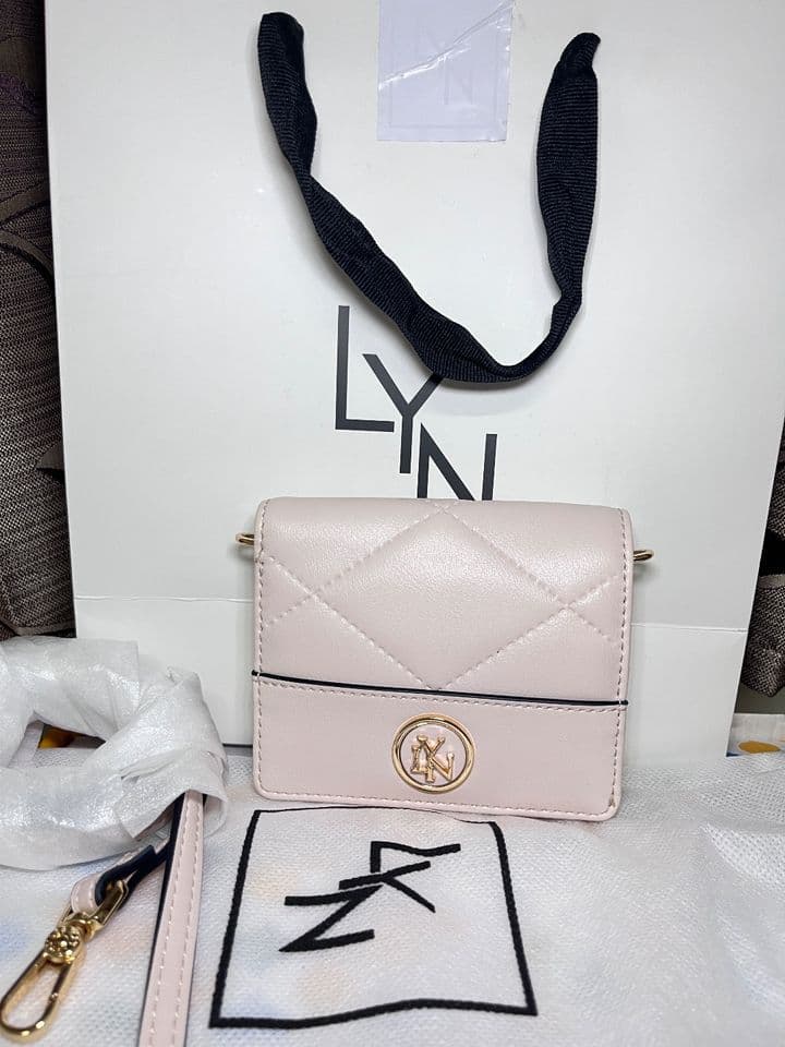 Genuine LYN brand bag 💯 Cute shape model, pastel pink, very classy look, elegant minimalist design