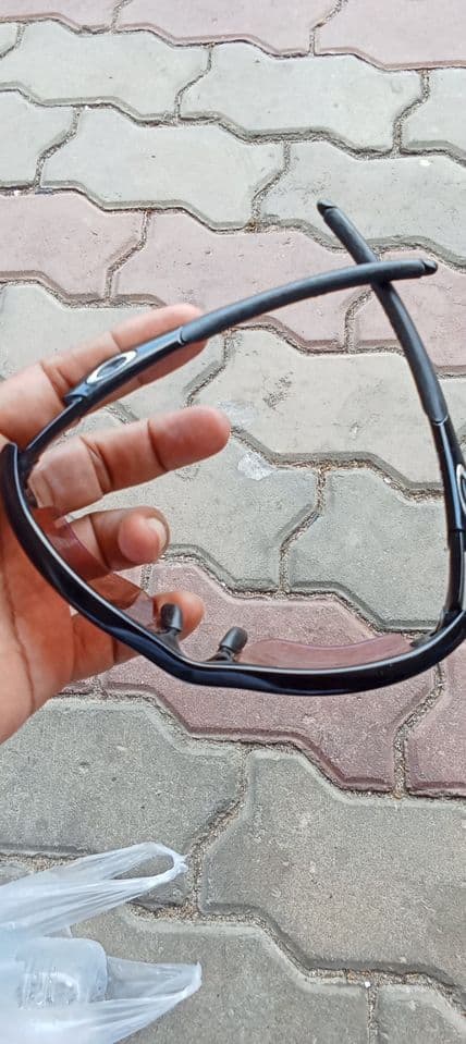 Eyeglass frame for lens replacement