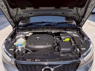 2019 Volvo XC40 2.0 AWD R-Design (CBU) - image blurred placeholder