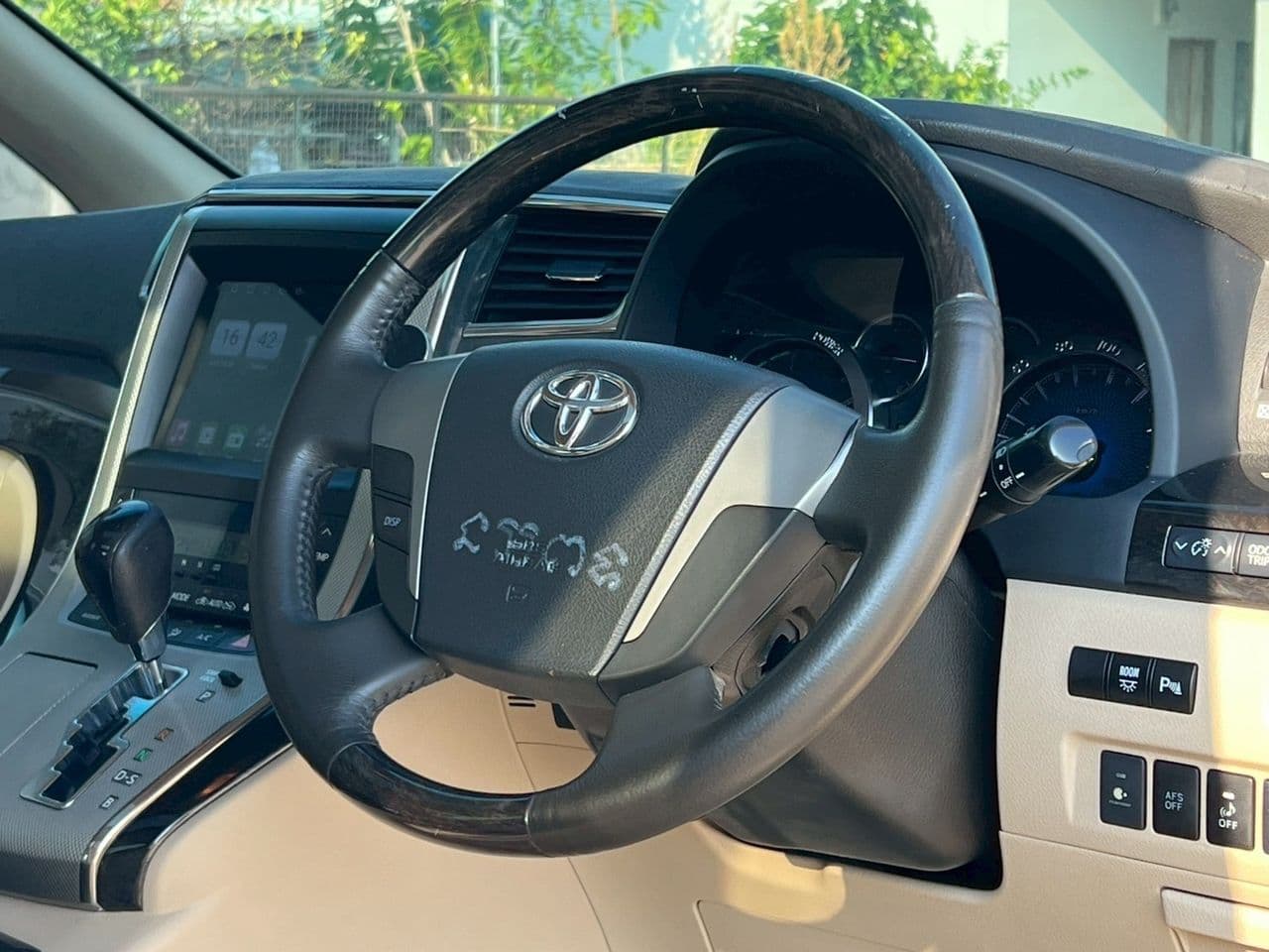 2013 Toyota Alphard 2.4 Hybrid (Top)