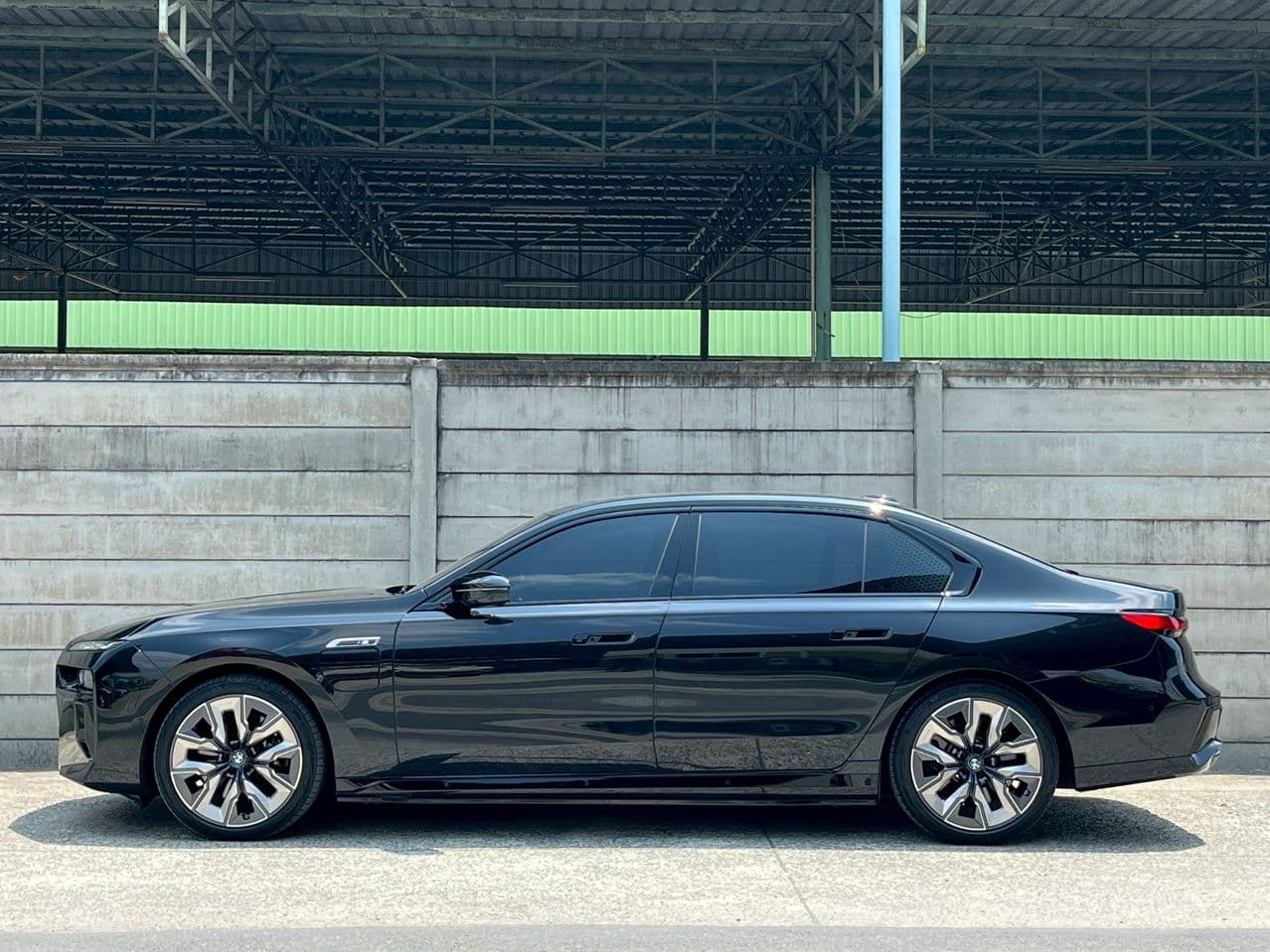 2024 BMW M760e M สปอร์ต
