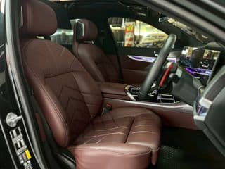 2024 BMW M760e M สปอร์ต - image blurred placeholder