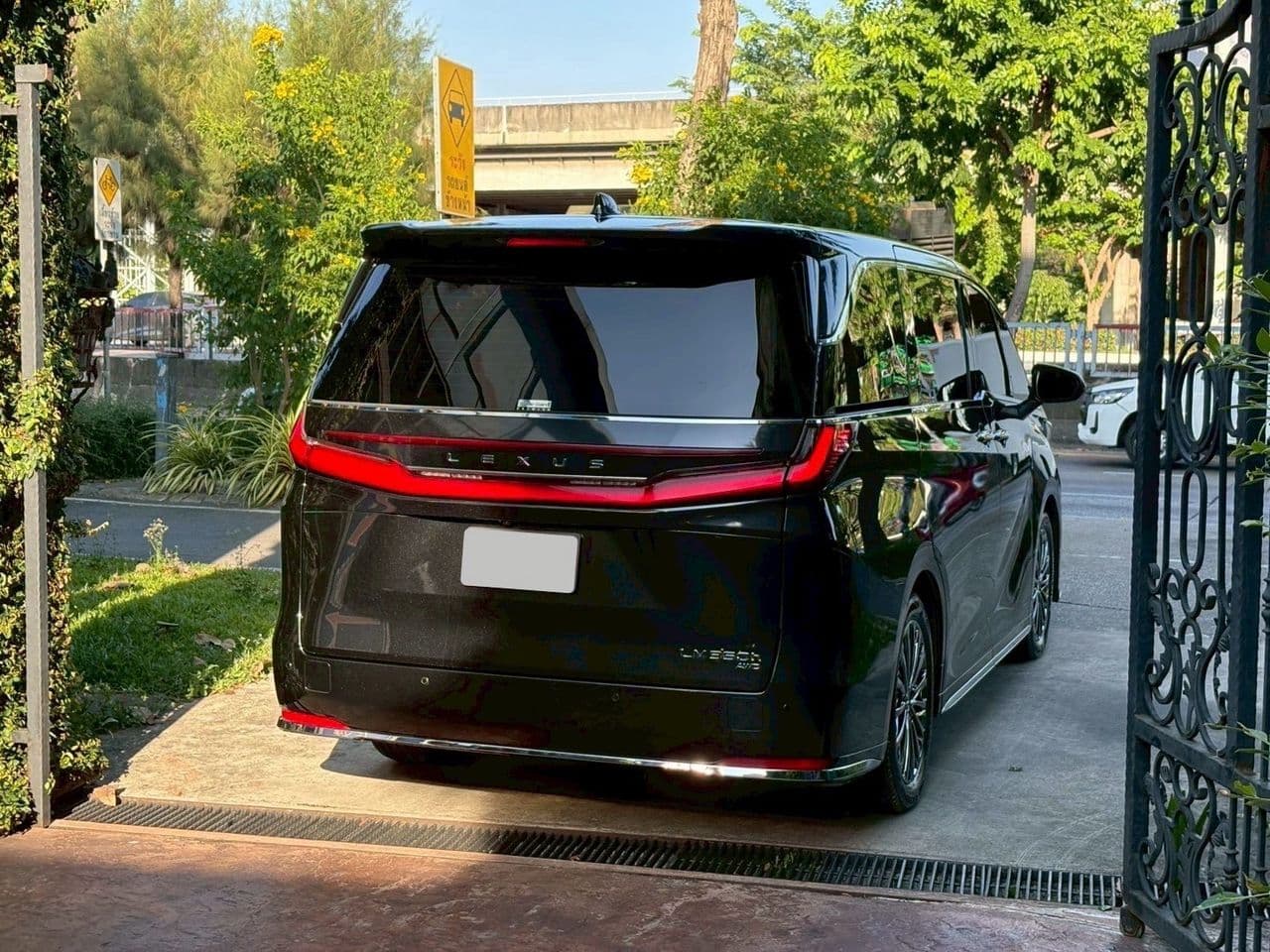2025 Lexus LM 350h Excutive 7 ที่นั่ง