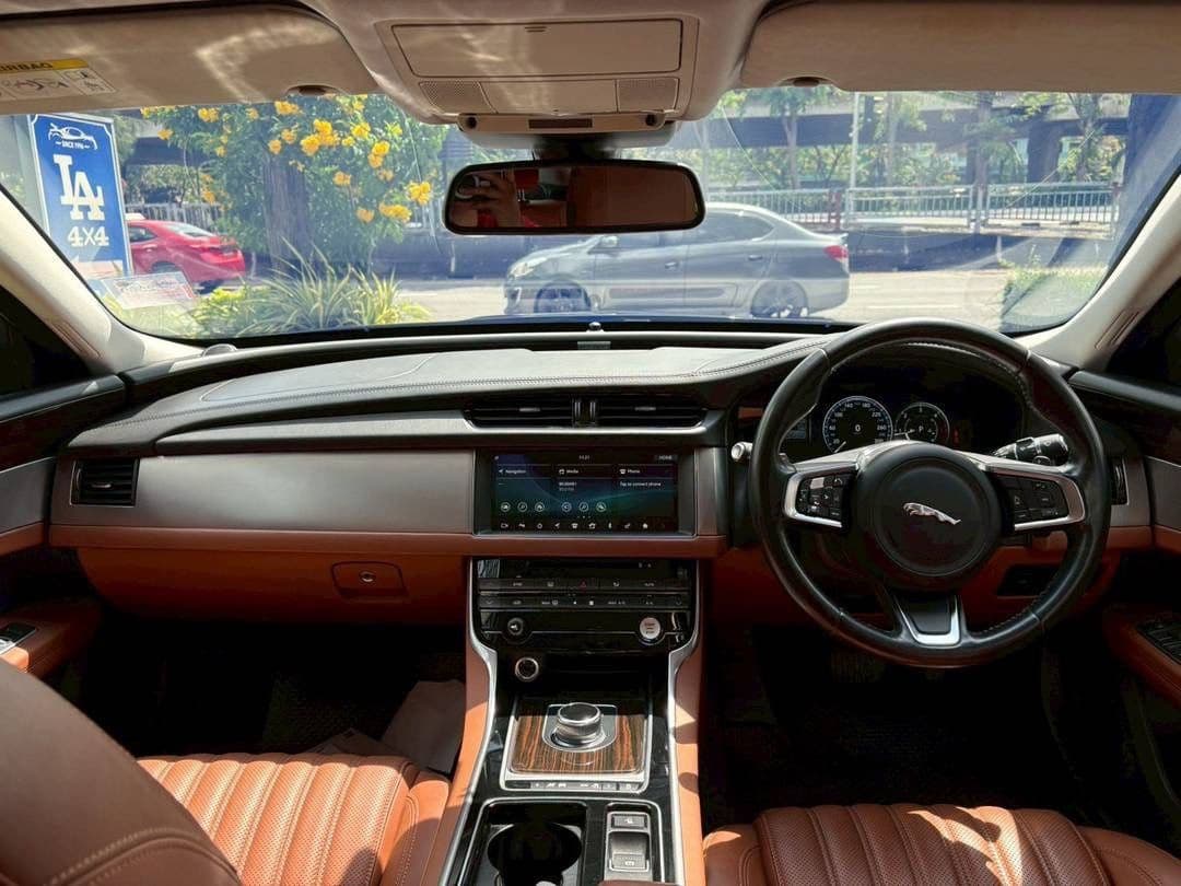 2018 Jaguar XF 2.0L RWD Auto Portfolio