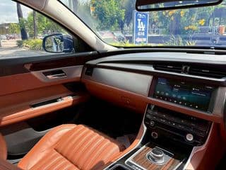 2018 Jaguar XF 2.0L RWD Auto Portfolio - image blurred placeholder