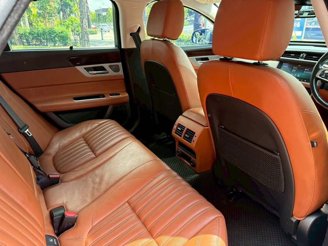 2018 Jaguar XF 2.0L RWD Auto Portfolio