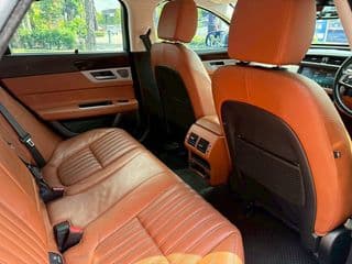 2018 Jaguar XF 2.0L RWD Auto Portfolio - image blurred placeholder