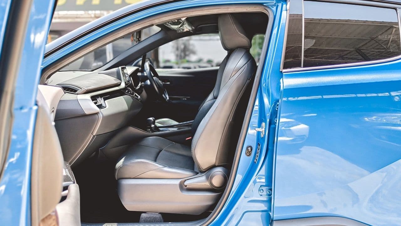2019 TOYOTA C-HR 1.8 ไฮบริด รุ่นกลาง เกียร์อัตโนมัติ