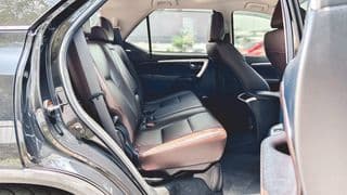 TOYOTA Fortuner 2.4 V 6A/T ปี 2018 - image blurred placeholder