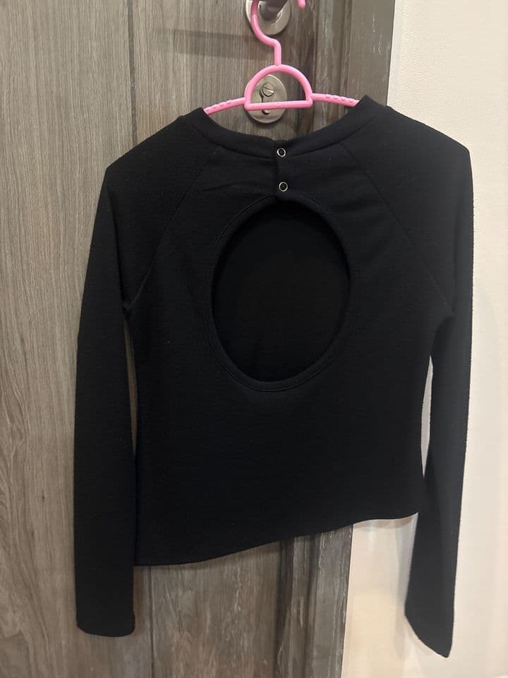 Black long-sleeved shirt