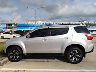 Isuzu MUX 2020 1.9cc - image blurred placeholder