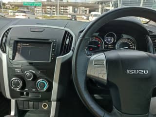 Isuzu MUX 2020 1.9cc - image blurred placeholder