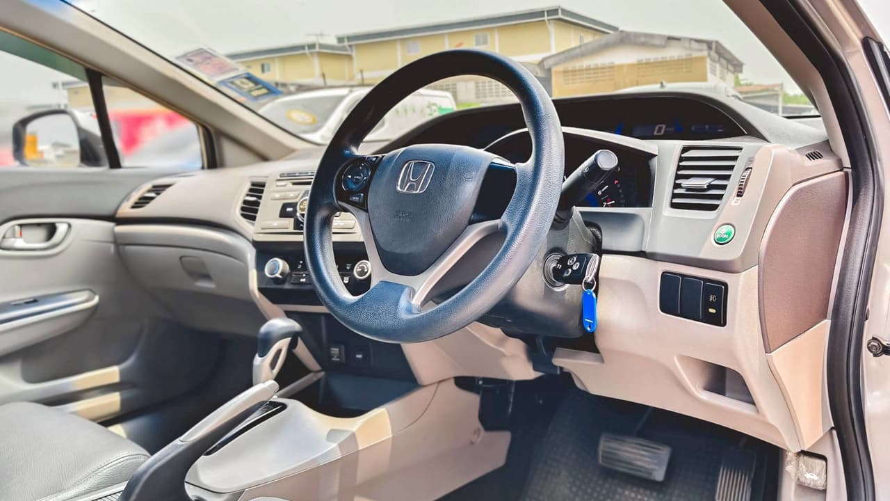 HONDA Civic 1.8S ปี 2013 ดีไซน์ทันสมัย ขับสนุก