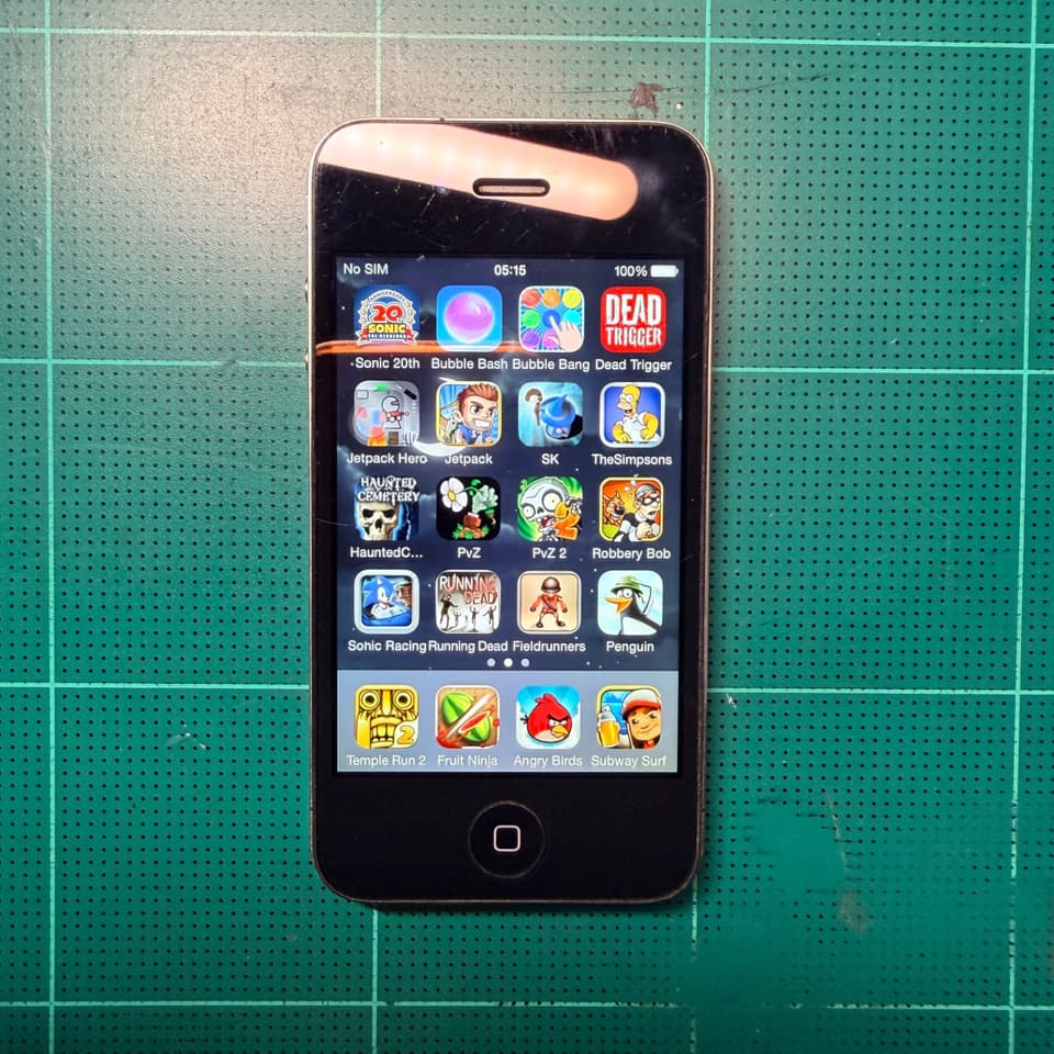 ขาย iPhone 4 เครื่องแท้จากศูนย์ + เกมในเครื่องเพียบ (หายากหลายเกม!)