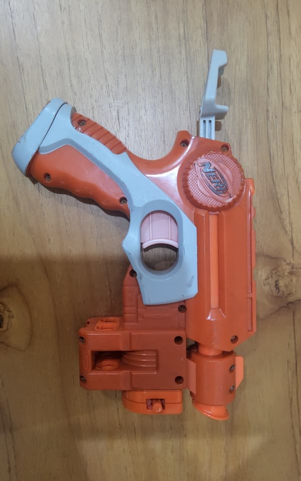 ปืน Nerf ในรูปคือรุ่น Nerf N-Strike Firestrike
