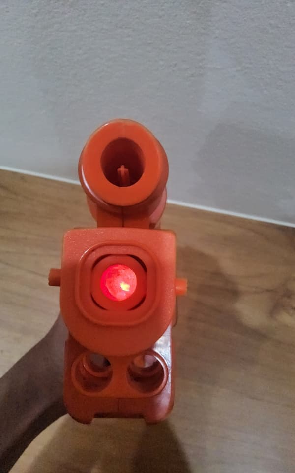 ปืน Nerf ในรูปคือรุ่น Nerf N-Strike Firestrike