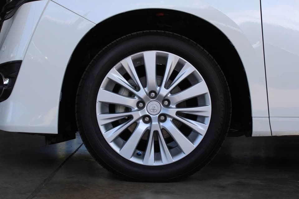 โตโยต้า Alphard ปี 2015