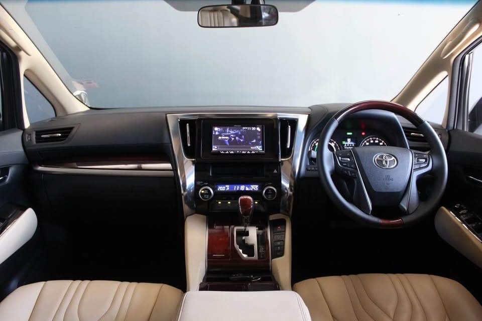 โตโยต้า Alphard ปี 2015